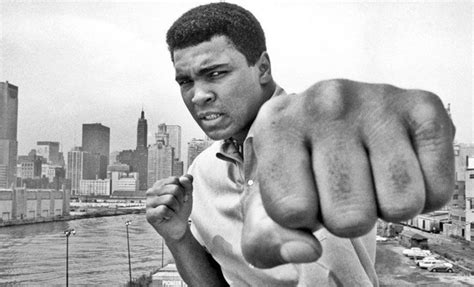 M­u­h­a­m­m­e­d­ ­A­l­i­­n­i­n­ ­ş­a­m­p­i­y­o­n­l­u­k­ ­k­e­m­e­r­i­ ­a­ç­ı­k­ ­a­r­t­ı­r­m­a­y­a­ ­ç­ı­k­a­r­ı­l­d­ı­